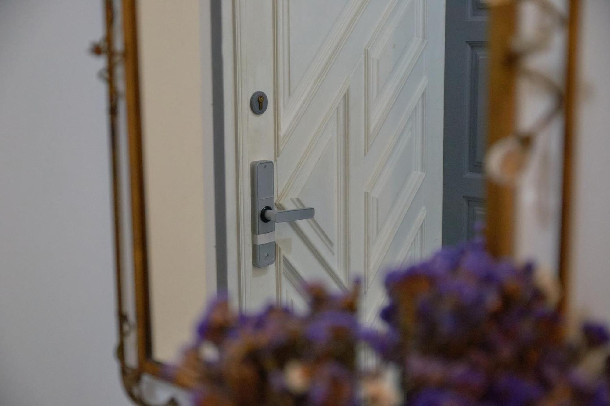 White Door Apartments Heart Of Odessa 4 Экстерьер фото